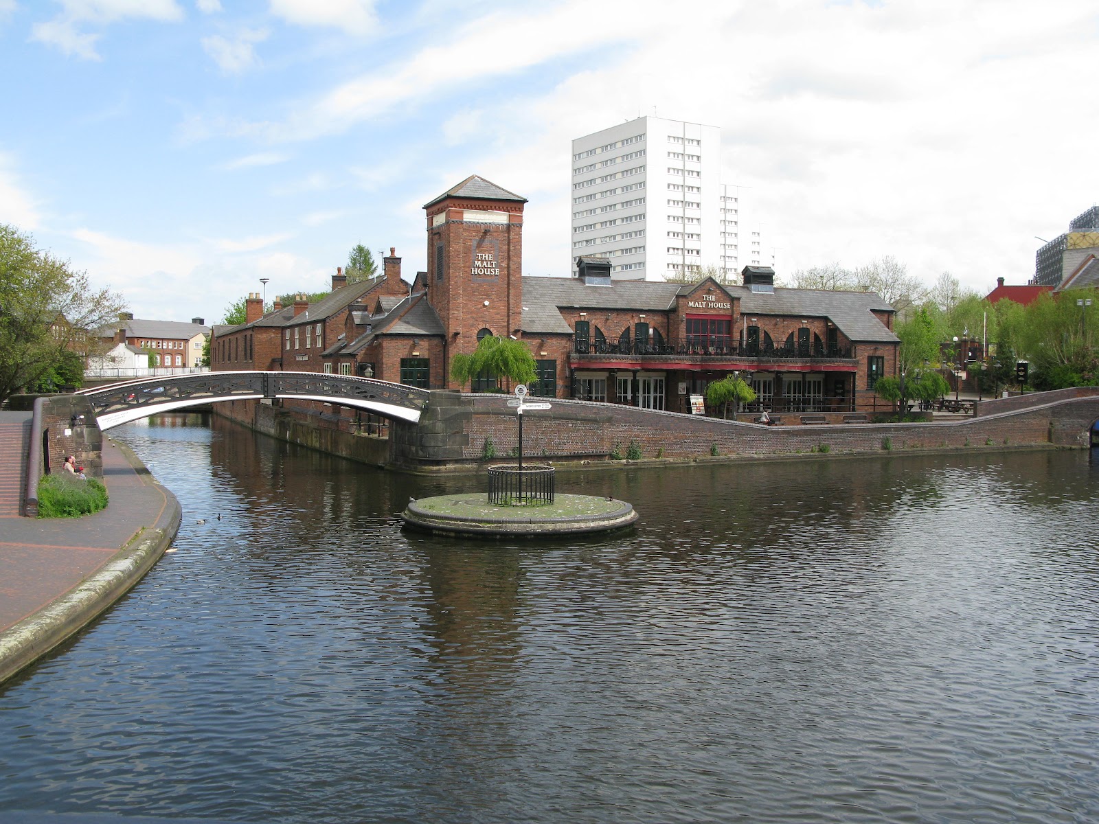 Walking along the canals of Birmingham, the UK : UrbanHell
